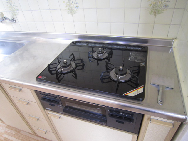 Kitchen. Three-necked gas range ・ Grill new Paste wall tiles