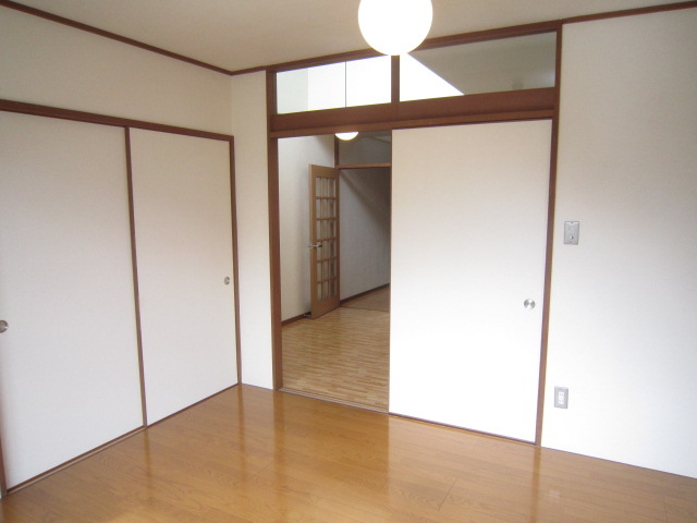 Living and room. Western-style 6 Pledge Closet and DK partition door
