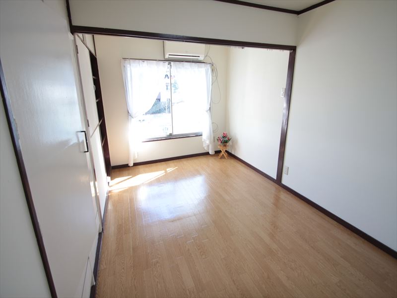 Living and room. Western-style 7.5 Pledge