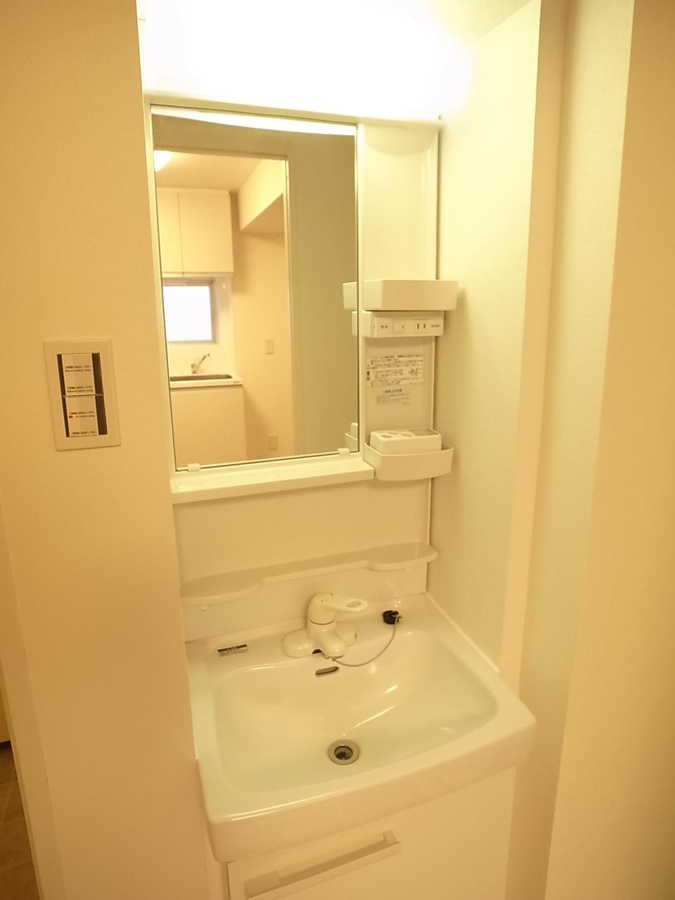 Wash basin, toilet. Indoor (10 May 2013) Shooting