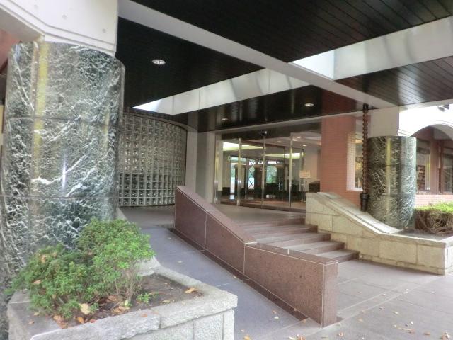 Entrance. Common areas (porte-cochere entrance)