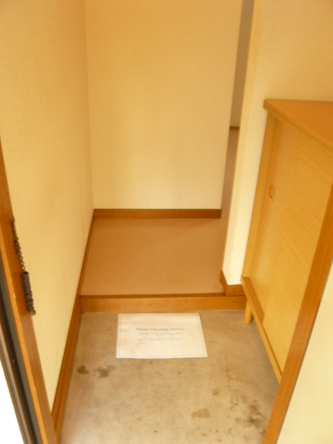 Entrance. The entrance also available shoe box