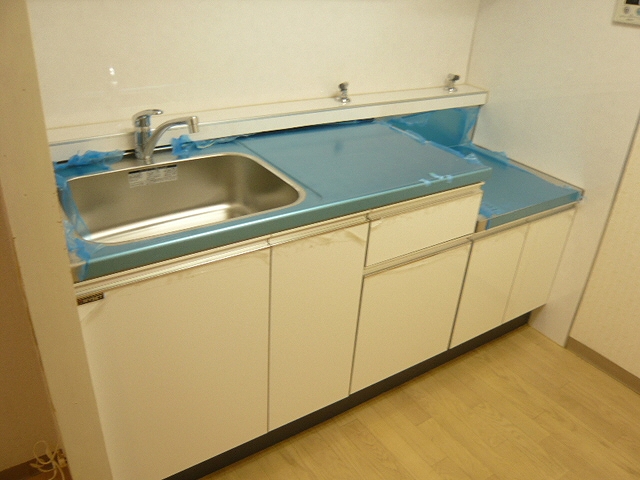 Kitchen. Two-burner stove is Allowed! 