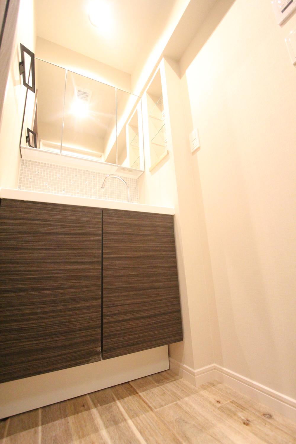 Wash basin, toilet. Interior