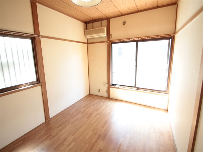 Living and room. Storage of depth plenty