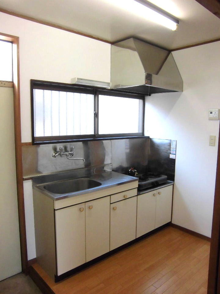 Kitchen. 2 lot gas stoves leaving