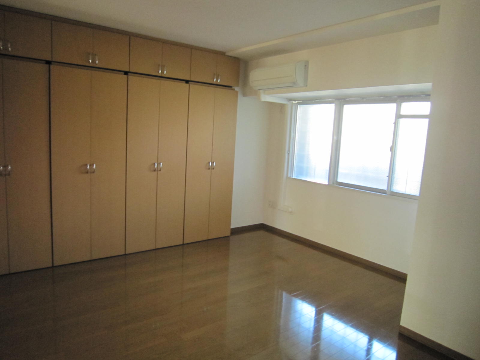 Living and room. Western-style (it can also be partitioned by the movable furniture)