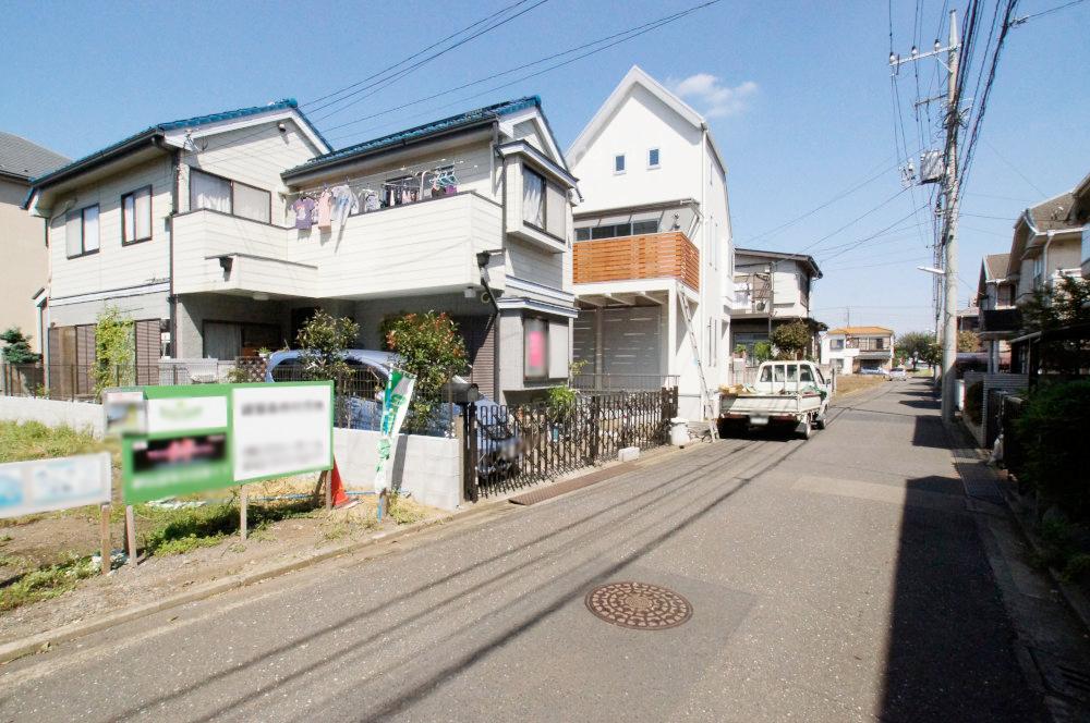 Local photos, including front road. Environment surrounded by nature. Living environment is the pride.