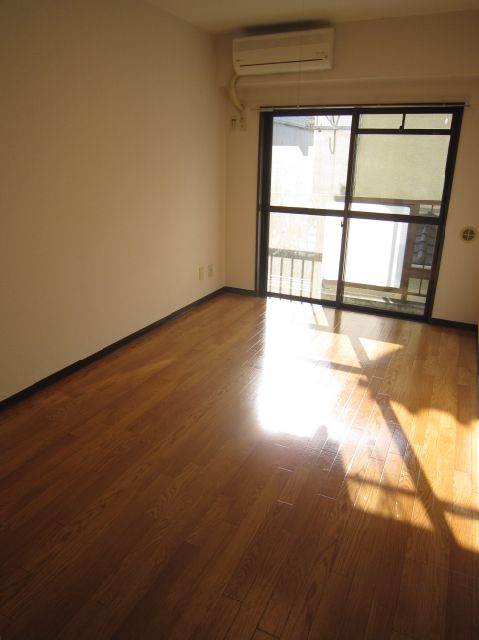 Living and room. Facing south in sunny!