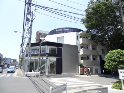 Building appearance. Kanto bus, Community bus is available.