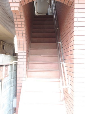 Entrance. Shared stairs