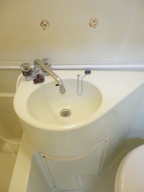 Bath. 3-point unit bus washbasin