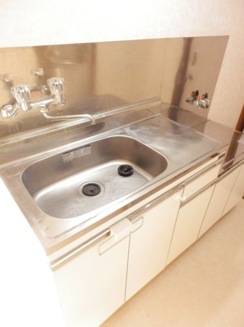 Kitchen. Gas stove can be installed