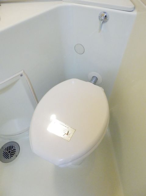 Toilet. 3-point unit bus washbasin