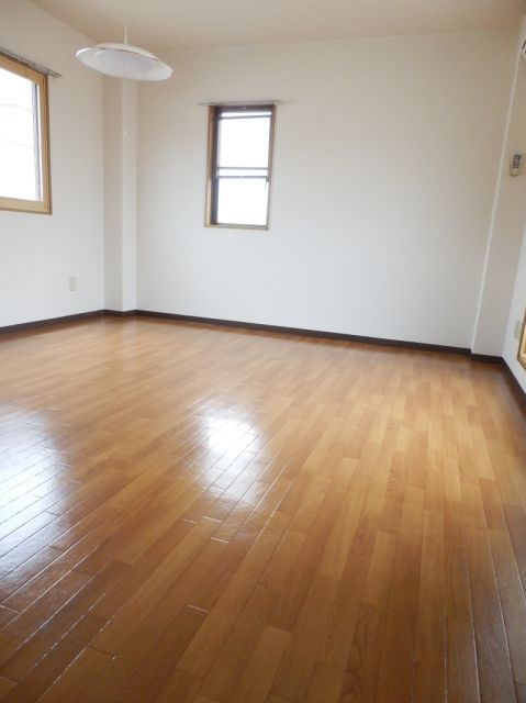 Living and room. Sunny in the three-sided lighting