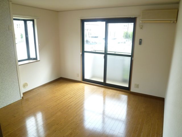 Living and room. If there is a bay window, Day nor ventilation GOOD