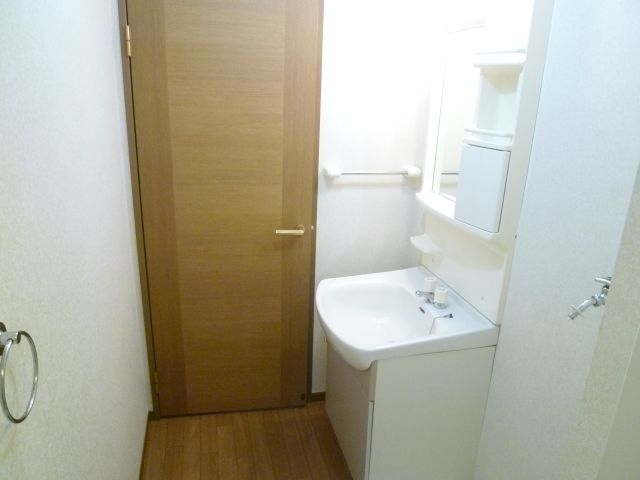 Washroom. Dressing room and a separate wash basin ☆