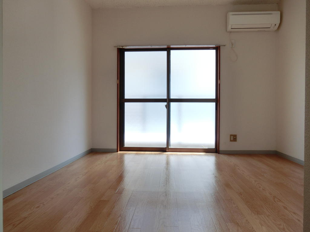 Living and room. Room part (Photo Room 101 of the same type)