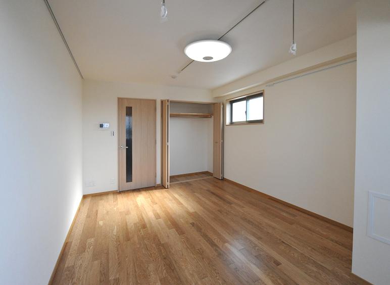 Living and room. It is a photograph of the same type 605, Room. 