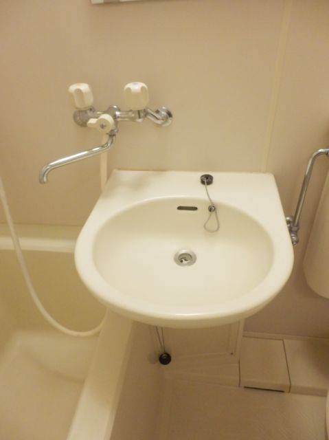 Bath. 3-point unit bus washbasin