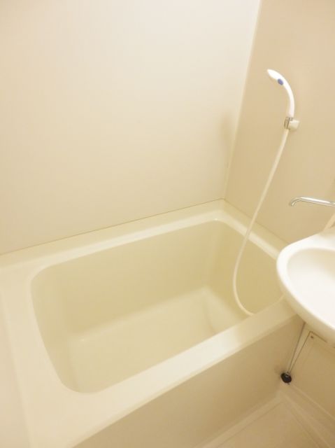 Bath. 3-point unit bus washbasin