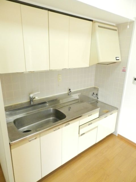 Kitchen. Gas stove can be installed