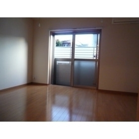 Living and room. Facing south ・ Day good