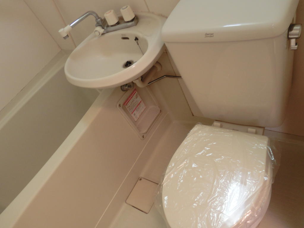 Bath. 3-point unit bus