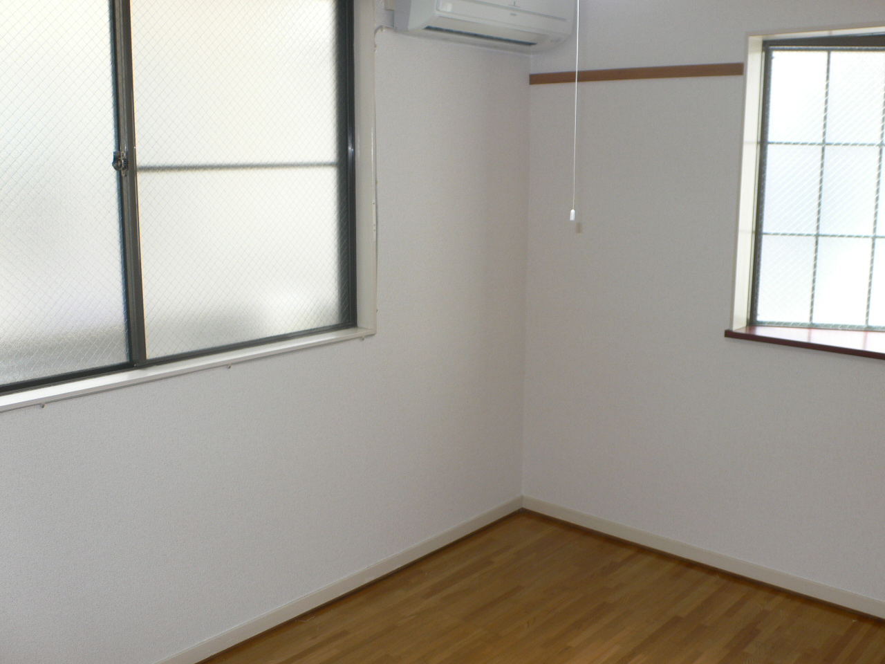 Living and room. Two-sided lighting is the room.