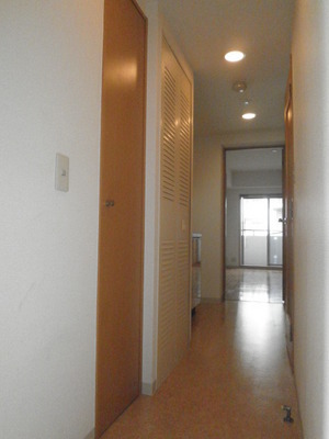 Entrance. To observe the privacy in the washing machine yard marked with a white door