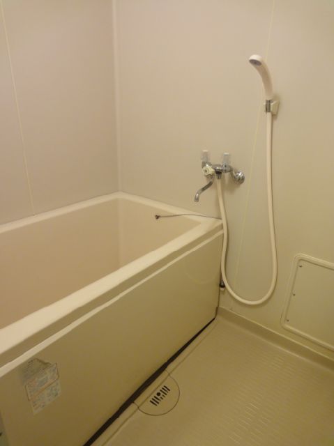 Bath. bus, Restroom.