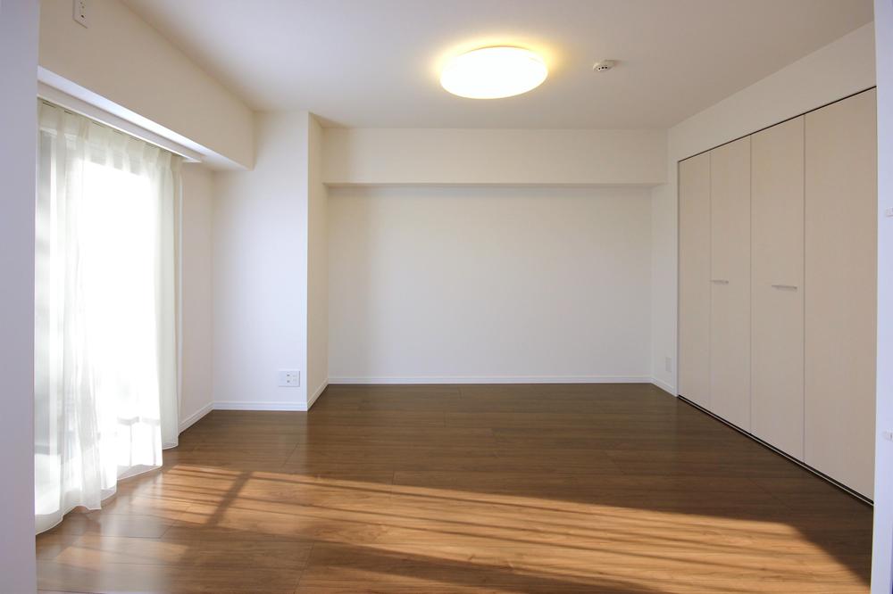 Non-living room. Western-style 3 of about 6.7 tatami is facing the balcony