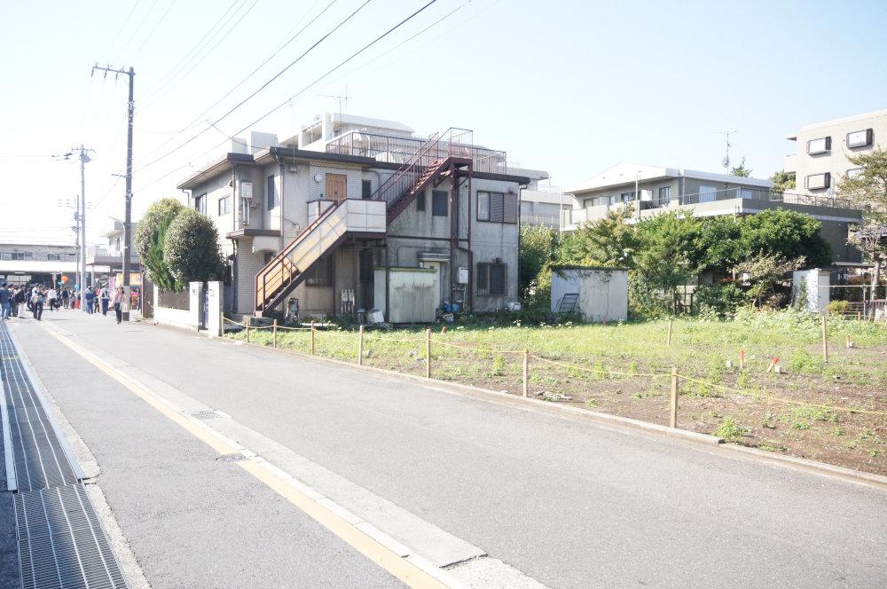 Local photos, including front road. Frontage also widely, And out of the car is also a breeze. 