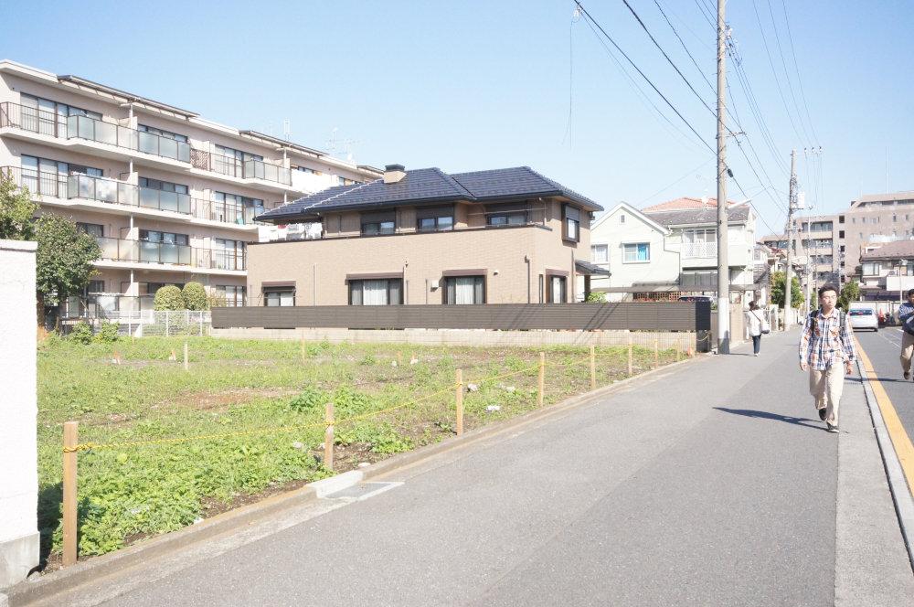 Local photos, including front road. Green is a rich quiet quiet residential area. Refreshing streets. 
