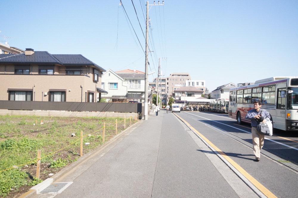 Local photos, including front road. Front road is less car street, Small children is also safe. 