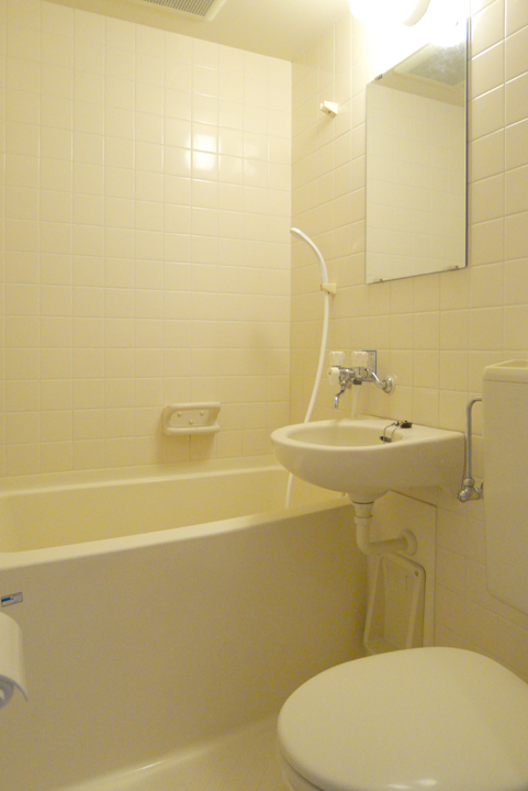 Bath. 3-point unit bus on one rank in the tiled.