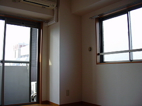 Living and room. Corner room and two-sided lighting! !