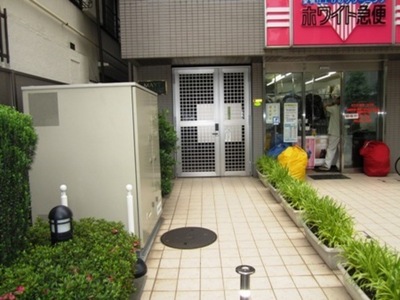 Entrance. Shared entrance is the auto-lock support.