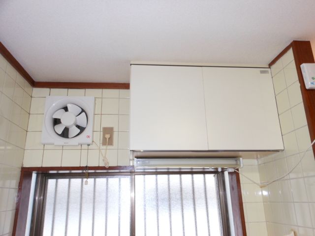 Living and room. Is convenient upper receiving also comes with