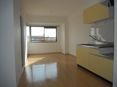 Living and room. Warm so bright as LDK sun enters bright