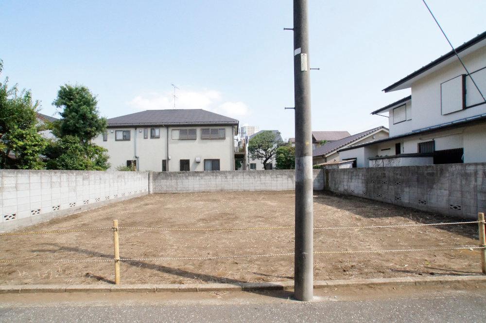 Local land photo. There are car spaces two reference plan