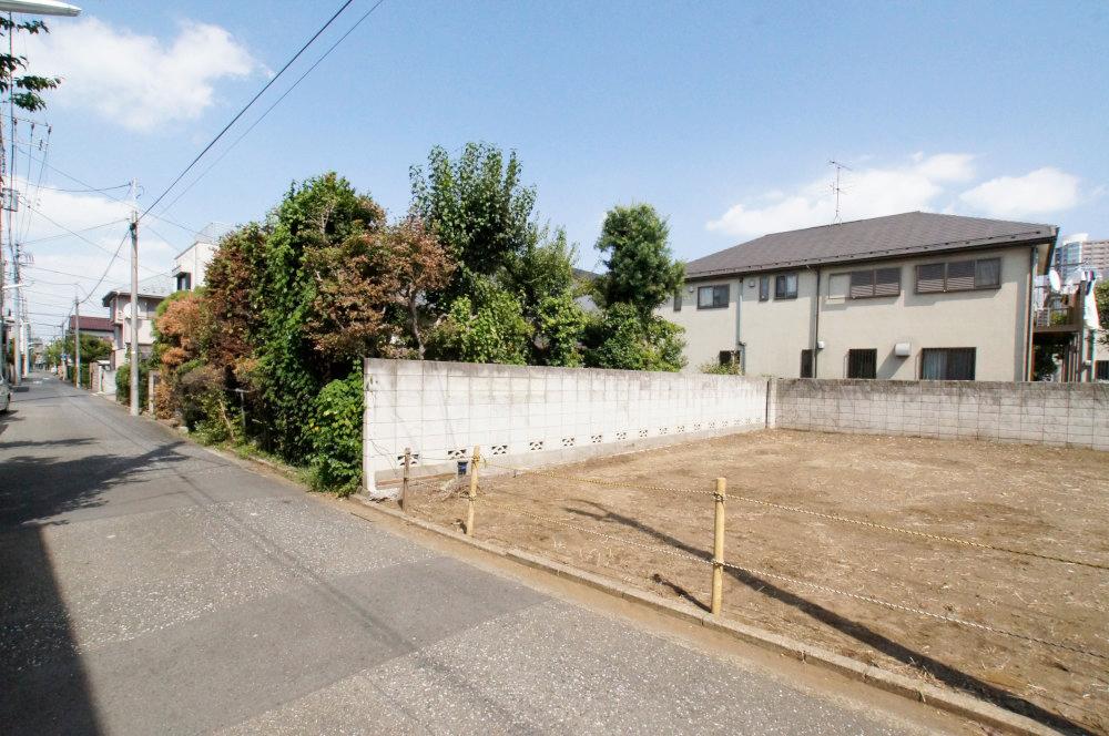 Local land photo. Green is rich in a quiet residential area