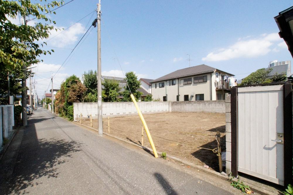 Local photos, including front road. Traffic small front road