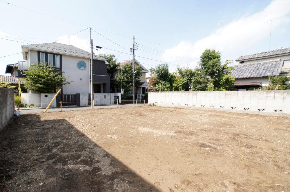 Local land photo. Within walking distance of the wild birds in the forest park