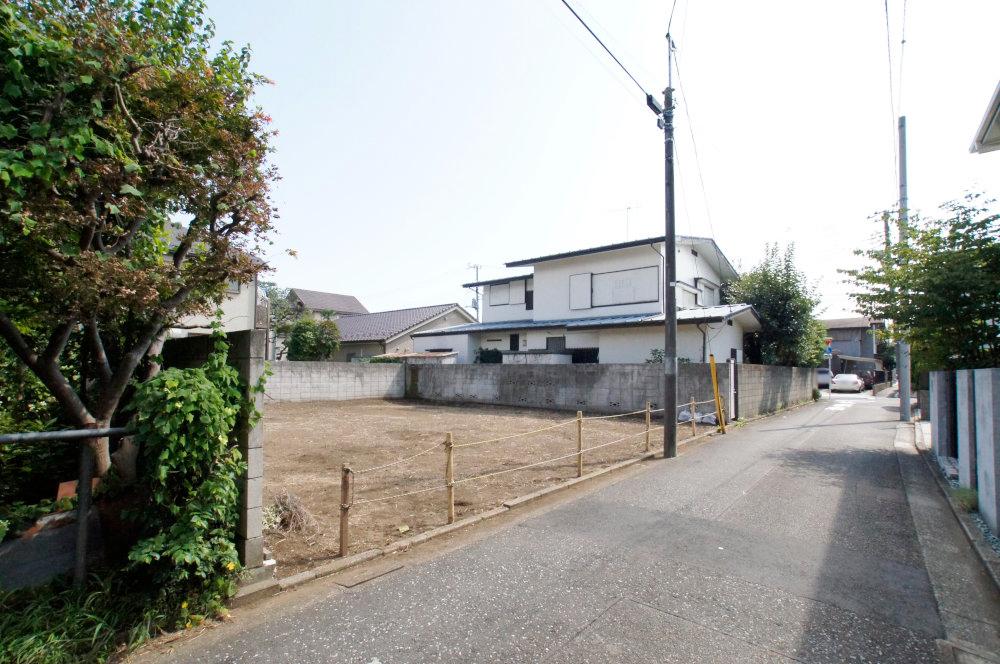 Local photos, including front road. Convenience is good