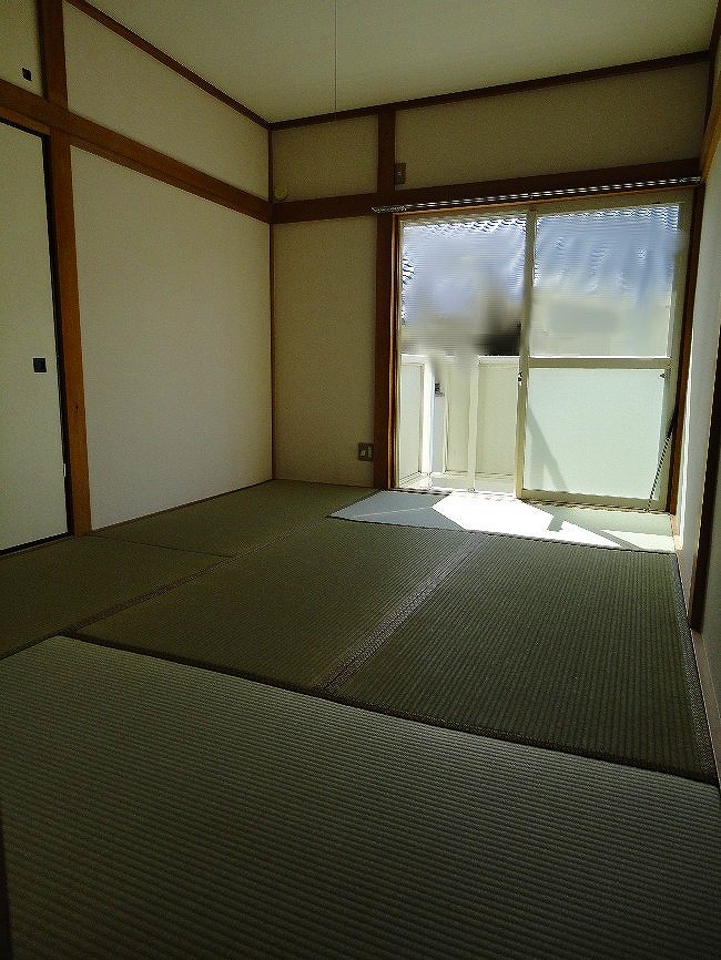 Living and room. Calm parenting friendly sum