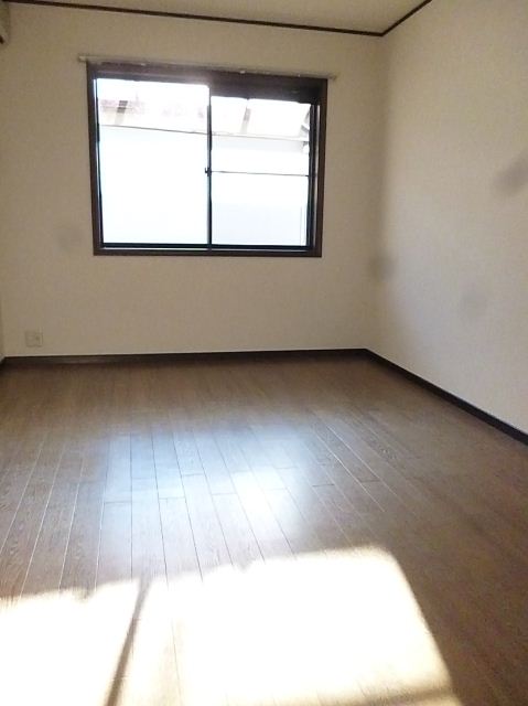 Living and room. Day is a good Western-style. 