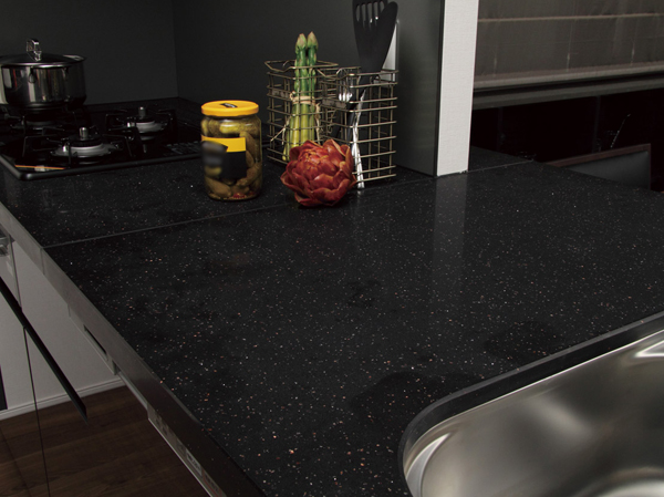 Kitchen.  [Counter of engineers Stone finish] The top plate and the sleeve wall, While having a texture, such as natural stone, It has adopted the engineers Stone which is based on excellent crystal to the durability.  ※ Indoor photo of me following is obtained by photographing a model room A type.