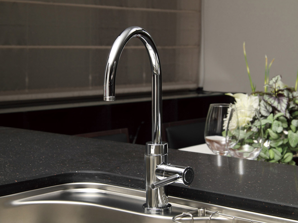 Kitchen.  [Famous water ・ Built-in water purifier] 3 filtrates trihalomethane and iron rust in the over-layer, Remove the turbidity. Is a functional design with reduced to sink under the cartridge.