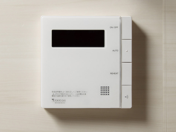 Bathing-wash room.  [Full Otobasu with music player corresponding remote control] Heat insulation from hot water-covered ・ One-touch operation to reheating. By connecting the music player in the kitchen of the operation panel, Music can be enjoyed in the bathroom.